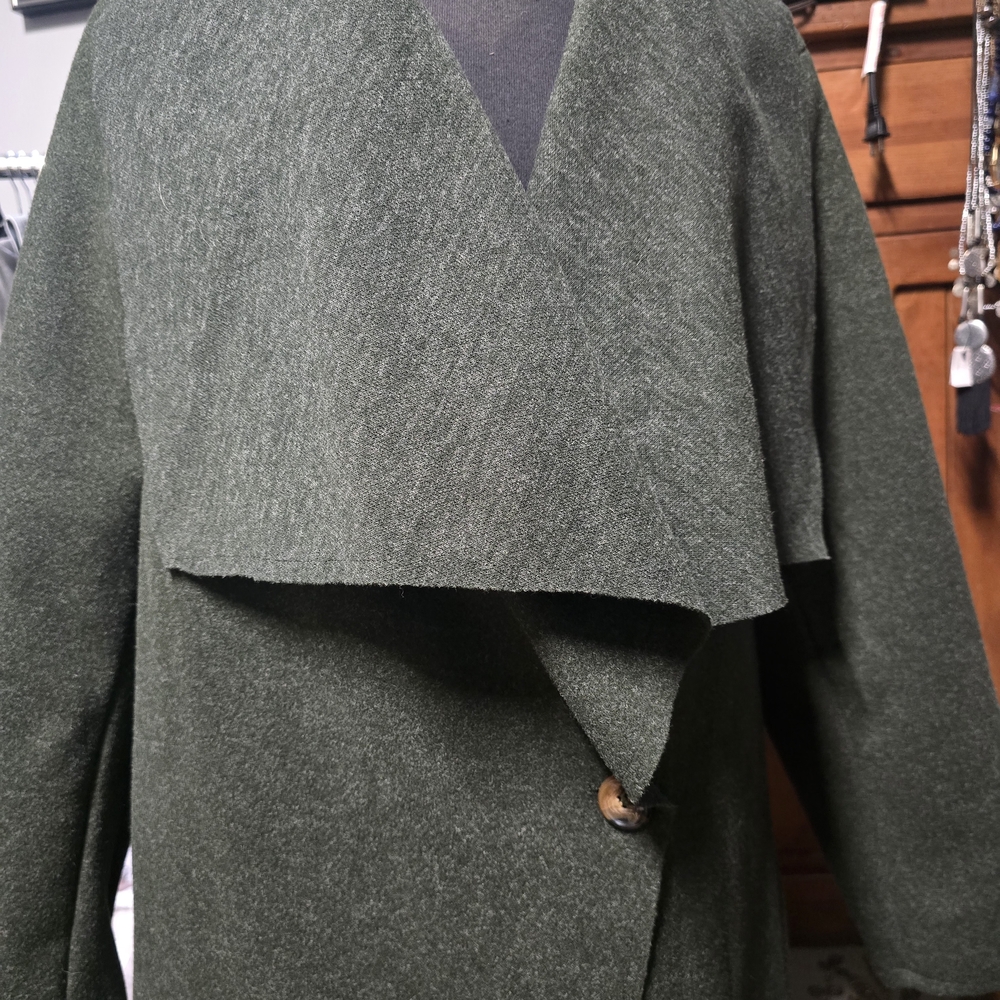 Light Weight Hunter Green Trench With Belt - Picture 4 of 7